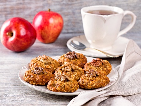 Овесени бисквити със стафиди, орехи, мед и ябълки - снимка на рецептата
